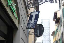 The large 'T" makes finding Tabacchi shops easy.
